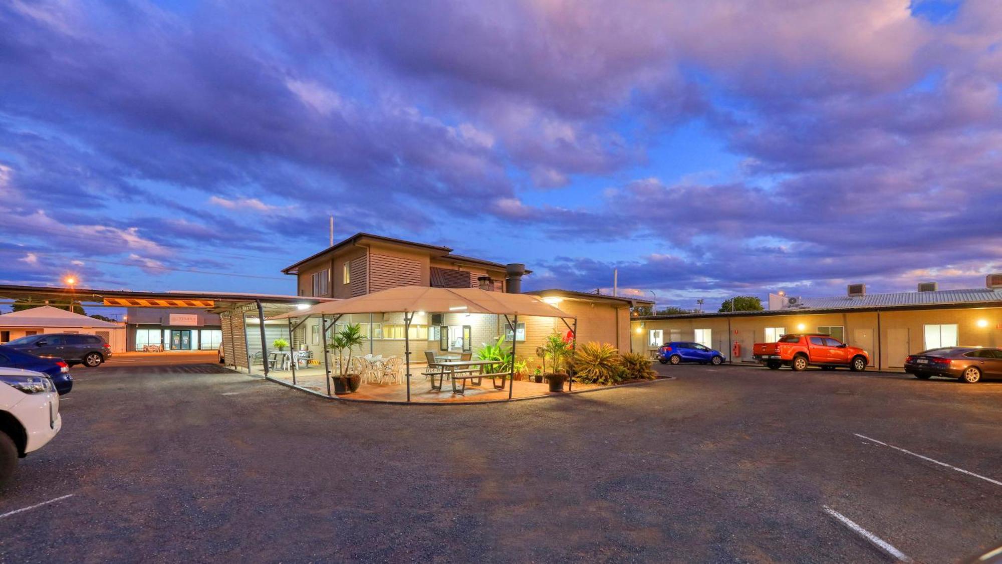 Motel 707 Emerald Exteriör bild